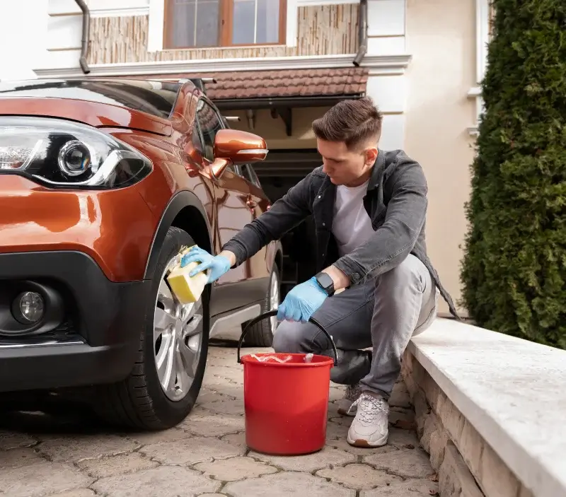 Lavage auto à domicile Saint-Préjet-d'Allier : professionnel intervenant sur un véhicule